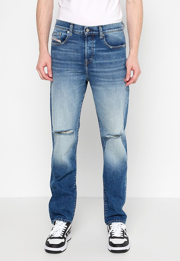 Helle blau denim Jeans mit einem verblassten Finish, mit ausgefransten Knieausschnitten, fünf Taschen, Gürtelschlaufen und einem Reißverschluss.