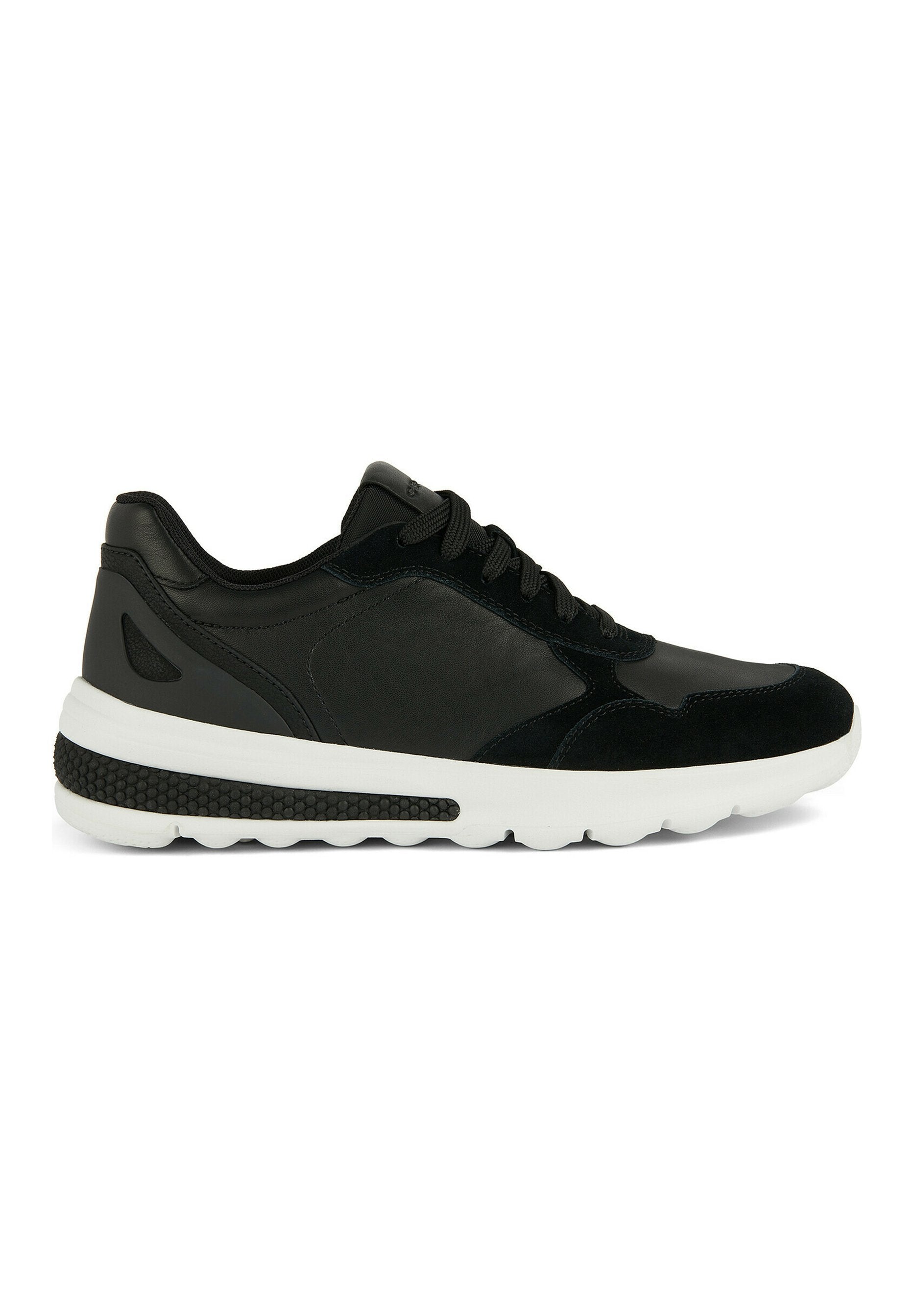 Schwarzer Sneaker aus einer Mischung von Leder und Wildleder. Verfügt über eine weiße Gummisohle mit strukturierten Akzenten und einer gepolsterten Ferse für zusätzlichen Komfort.