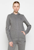 Graue Zip-Hoodie mit Kängurutasche, Kapuze, gerippten Bündchen und einem Logopatch auf der Brust. Hergestellt aus weichem, dehnbarem Material.
