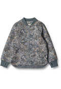 Gep quiltete Bomberjacke in gedämpften Blau- und Grautönen, mit gerippten Bündchen und Kragen, frontaler Reißverschluss und einem strukturierten Camouflage-Muster.