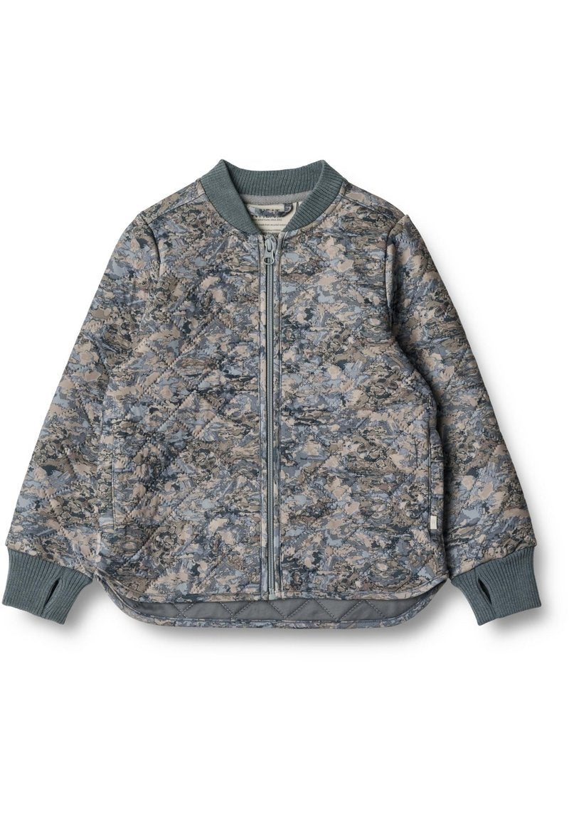 Gep quiltete Bomberjacke in gedämpften Blau- und Grautönen, mit gerippten Bündchen und Kragen, frontaler Reißverschluss und einem strukturierten Camouflage-Muster.