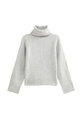 Hellgrauer Rollkragensweater mit gerippter Textur und Raglanärmeln. Das Pullover-Design verfügt über einen dicken, gerippten Saum und Bündchen.