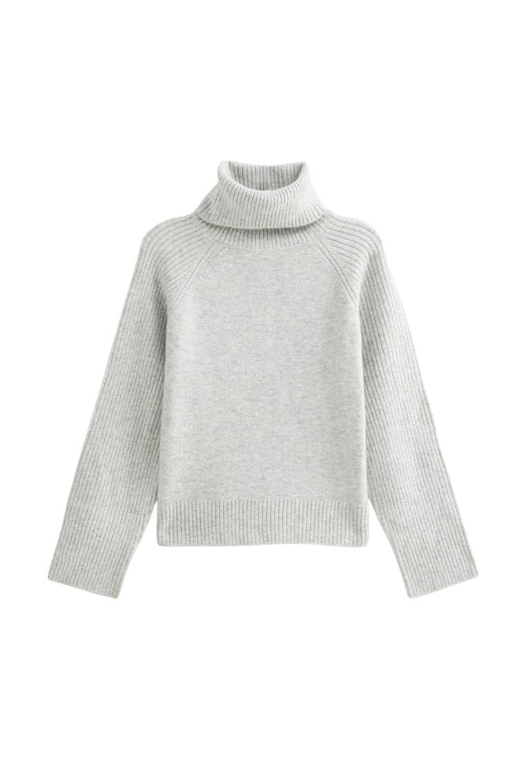 Hellgrauer Rollkragensweater mit gerippter Textur und Raglanärmeln. Das Pullover-Design verfügt über einen dicken, gerippten Saum und Bündchen.