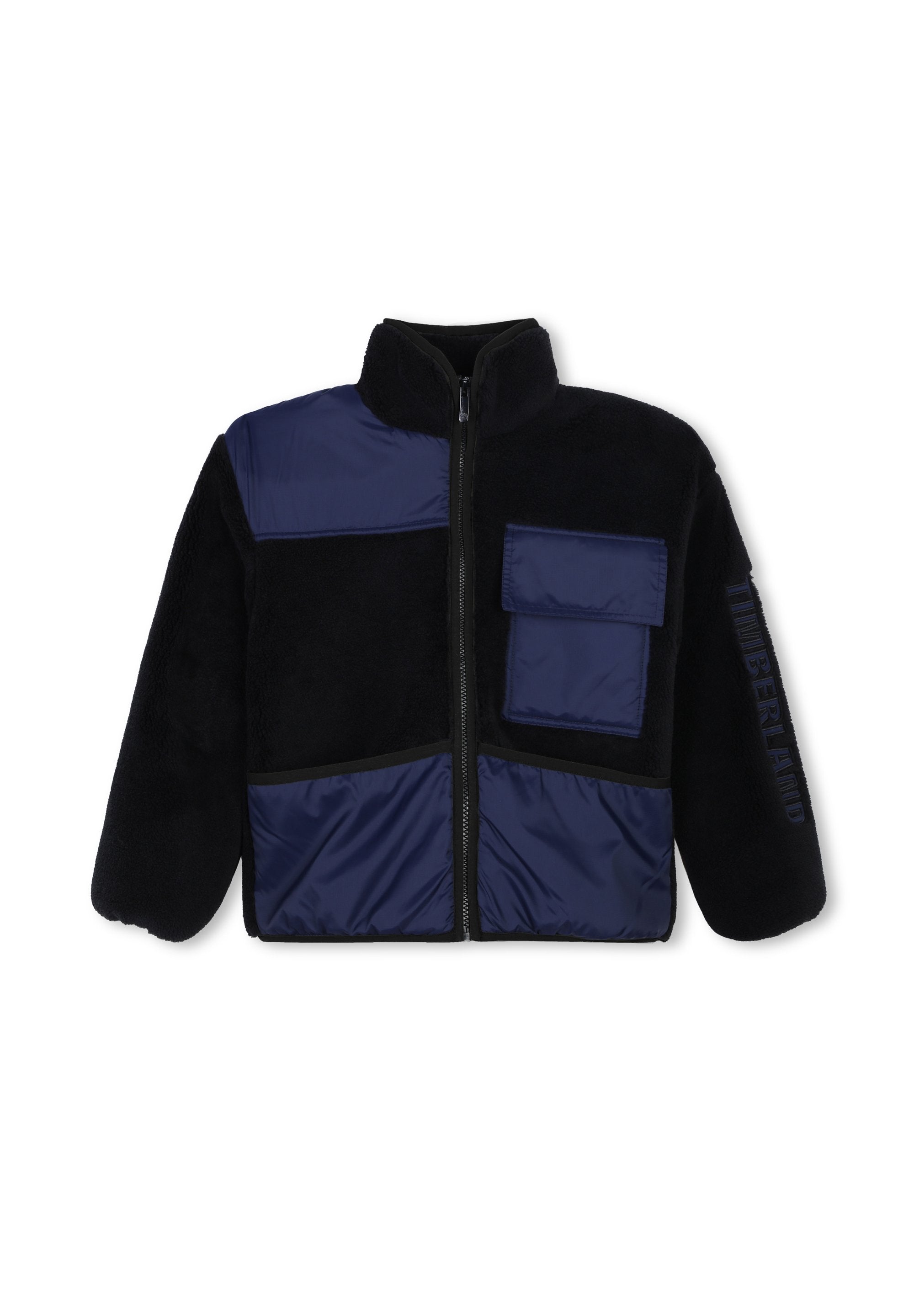 Fleecegefütterte Jacke mit marineblauen Nylonpaneelen und Taschen, schwarzem Körper, hohem Kragen, durchgehendem Reißverschluss und einem Markenlogo am Ärmel.