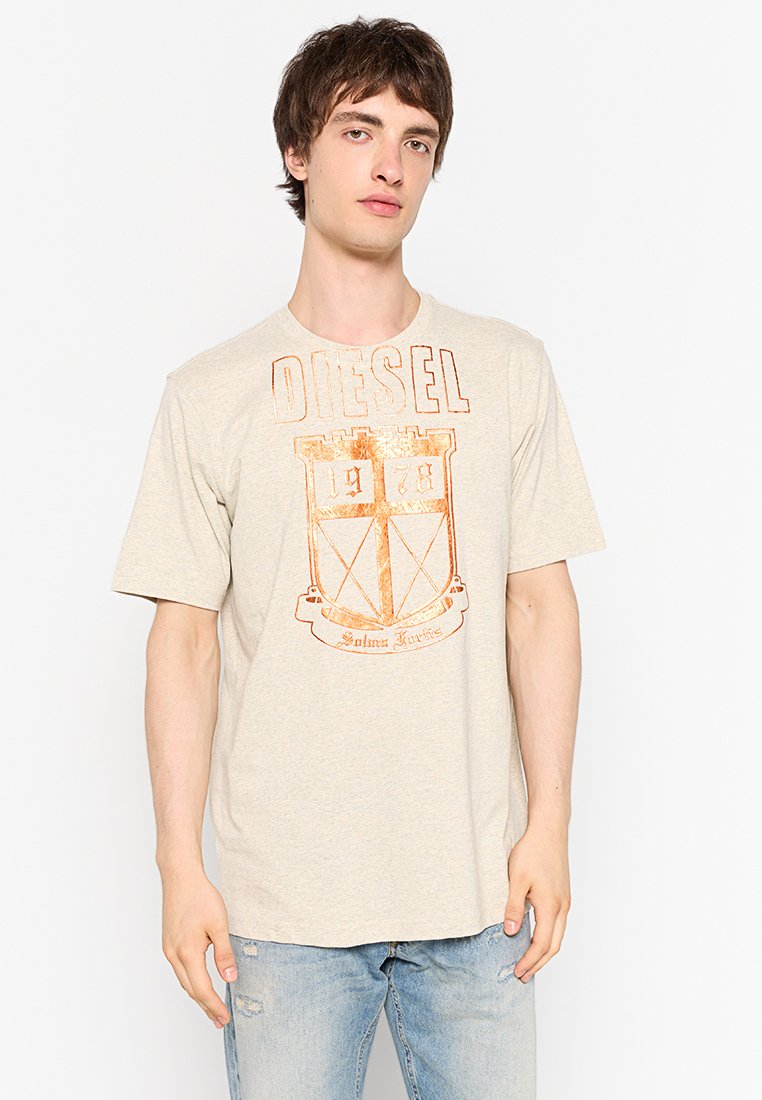 Beige Baumwoll-T-Shirt mit einem großen, verwaschenen orangen "DIESEL"-Logo und einem Schild-Design mit dem Jahr "1978". Mit kurzen Ärmeln und Rundhalsausschnitt.