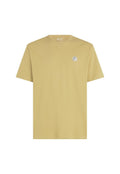 Kurzärmeliges T-Shirt mit Rundhalsausschnitt aus weicher, heller senfgelber Baumwolle, mit kleinem rundem Logo-Patch auf der linken Brust.