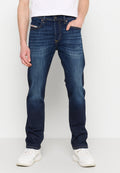 Dunkelblaue Jeans im Straight-Leg-Schnitt; mit Fronttaschen, Gürtelschlaufen und einer dezenten, ausgewaschenen Textur.