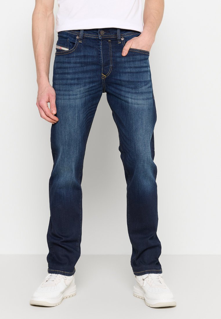 Dunkelblaue Jeans im Straight-Leg-Schnitt; mit Fronttaschen, Gürtelschlaufen und einer dezenten, ausgewaschenen Textur.