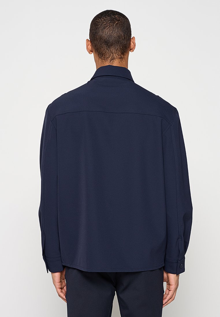 REGULAR FIT  Media 3