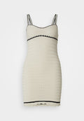 Strick-Bodyscon-Kleid in Off-White mit schwarzen Akzenten, ausgestattet mit Spaghettiträgern, einer gestreiften Textur und einem gewellten Saum.