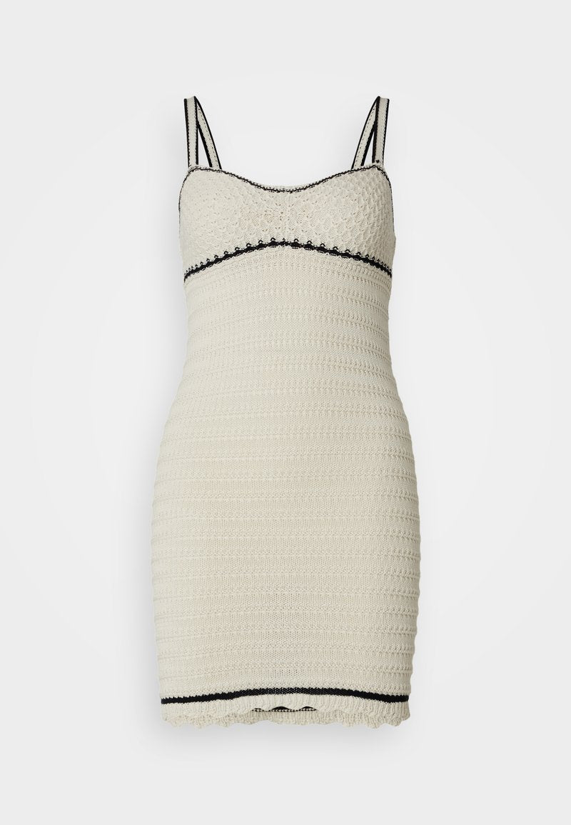 Strick-Bodyscon-Kleid in Off-White mit schwarzen Akzenten, ausgestattet mit Spaghettiträgern, einer gestreiften Textur und einem gewellten Saum.