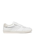 weiße Leder-Sneaker mit runder Zehenpartie, flachen Schnürsenkeln und dezenten strukturierten Akzenten. Das Design umfasst minimalistische Nähte und ein Logo-Detail.