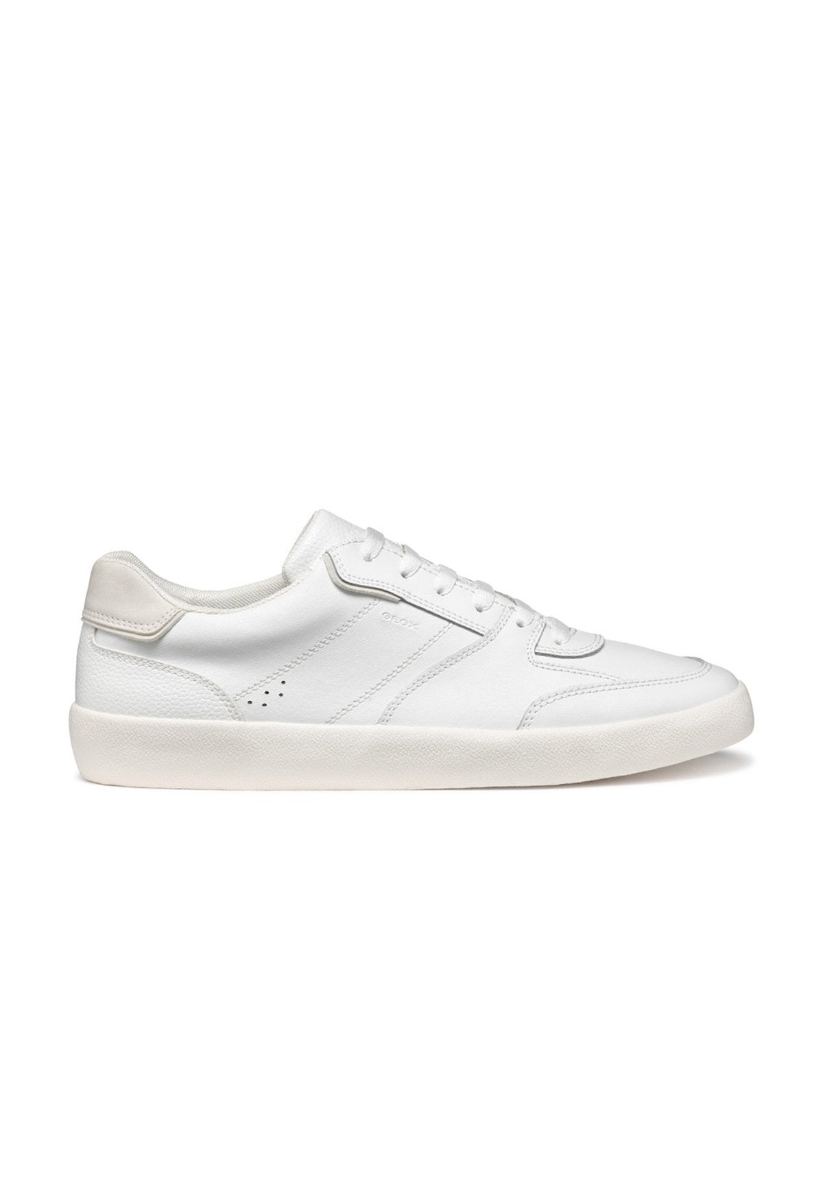 weiße Leder-Sneaker mit runder Zehenpartie, flachen Schnürsenkeln und dezenten strukturierten Akzenten. Das Design umfasst minimalistische Nähte und ein Logo-Detail.