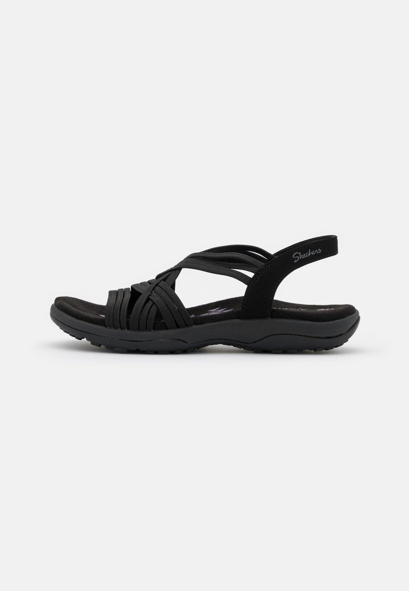 Schwarze Sandalen mit einer flexiblen Gummisohle, ausgestattet mit überkreuzten Riemen und einem bequemen Rückenriemen für Unterstützung. Mattes Finish und elegantes Design.