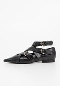 Schwarze flache Schuhe mit einer spitzen Zehe, aus glattem Leder. Sie verfügen über überkreuzte Riemen und silberne Schnallenakzente mit einem niedrigen Absatz.