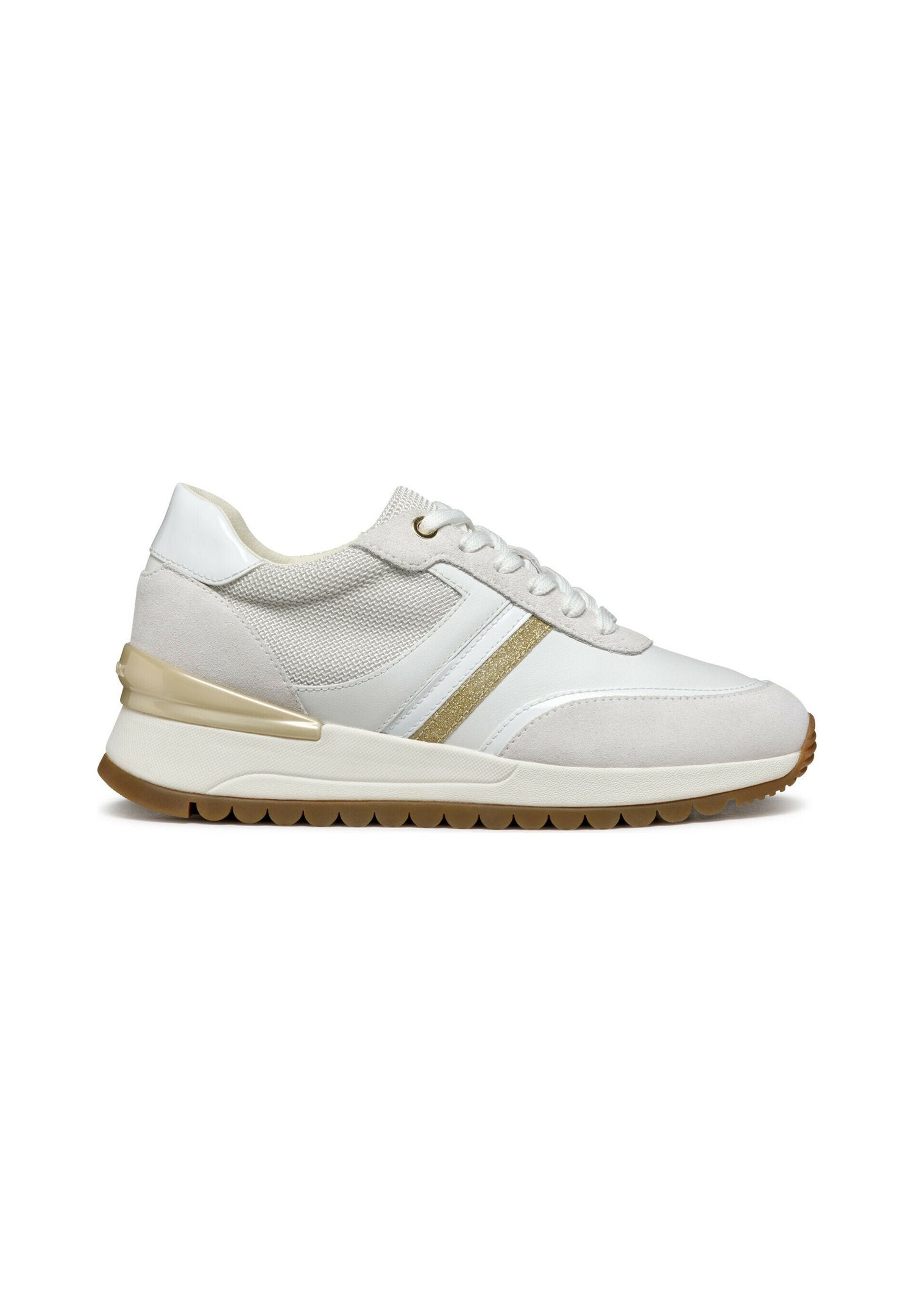 Weißer Sneaker aus Wildleder und Mesh-Materialien, mit strukturierten seitlichen Streifen in Gold, gepolsterter Ferse und Gummisohle mit Zickzack-Muster.