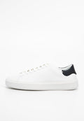 Weißer Sneaker mit einem glatten Leder-Obermaterial und einer kontrastierenden schwarzen Fersenkappe. Verfügt über eine runde Zehenform, flache Schnürsenkel und eine dichte, strukturierte Außensohle.