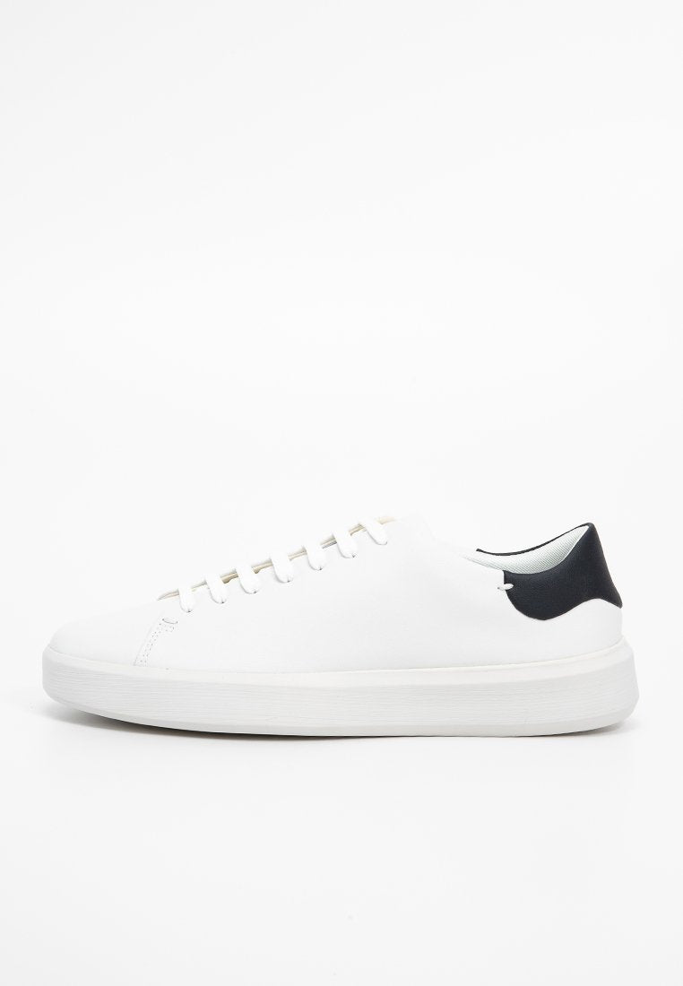Weißer Sneaker mit einem glatten Leder-Obermaterial und einer kontrastierenden schwarzen Fersenkappe. Verfügt über eine runde Zehenform, flache Schnürsenkel und eine dichte, strukturierte Außensohle.