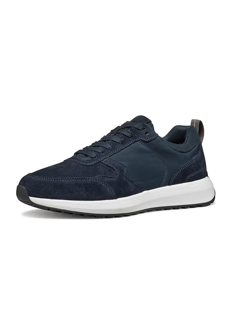 Marineblaue Sneaker aus Wildleder und synthetischem Material, mit weißer Zwischensohle, schwarzer Gummilaufsohle und strukturierten Akzenten.
