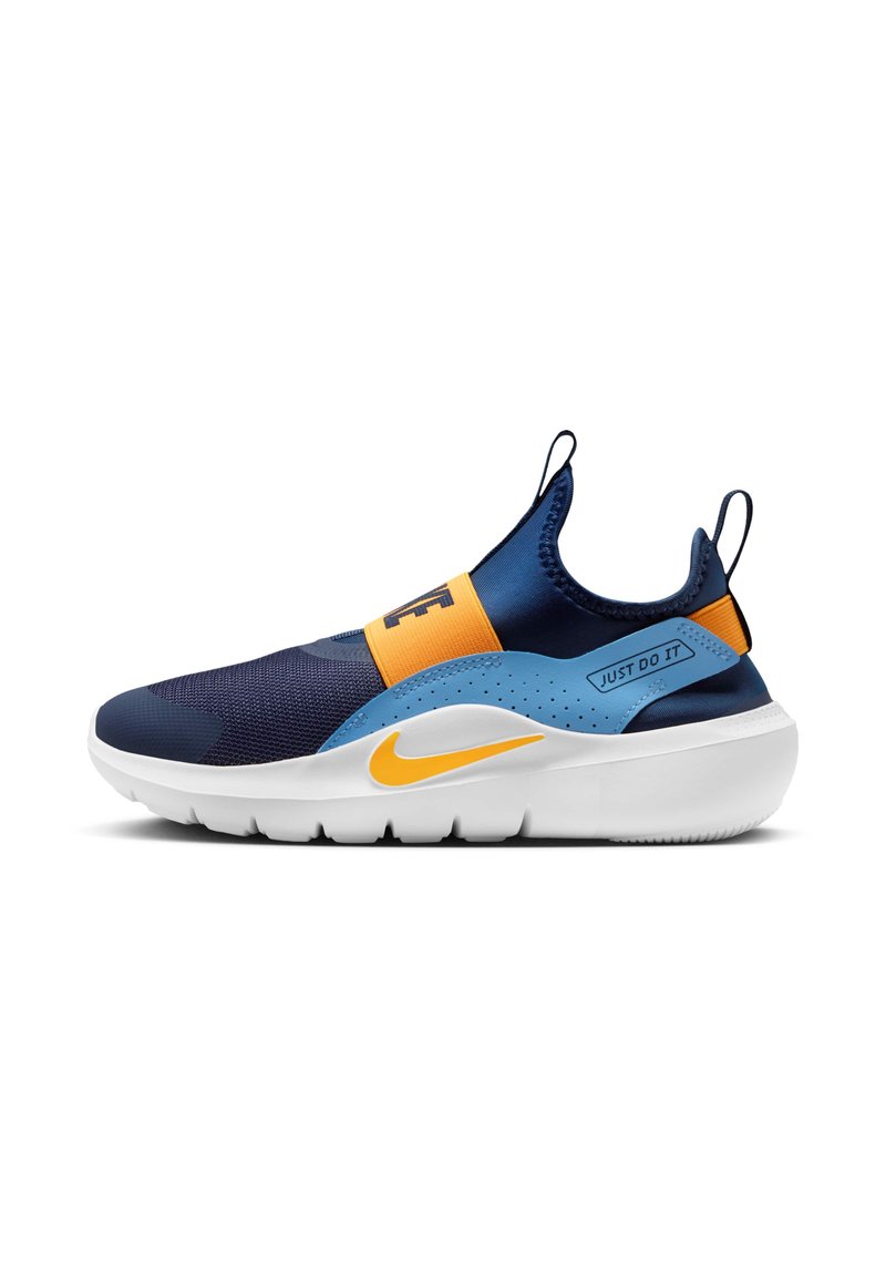 Marineblaue Slip-on-Sneaker mit orangefarbenem Riemen, hellblauer Fersenstütze, weißer Sohle und gelbem Nike-Swoosh sowie "Just Do It"-Text an der Seite.