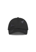Schwarze Kappe mit verstellbarem Riemen, die tonal gestickte dreieckige Logos auf der Vorder- und Seitenfläche aufweist. Hergestellt aus strapazierfähigem Stoff.