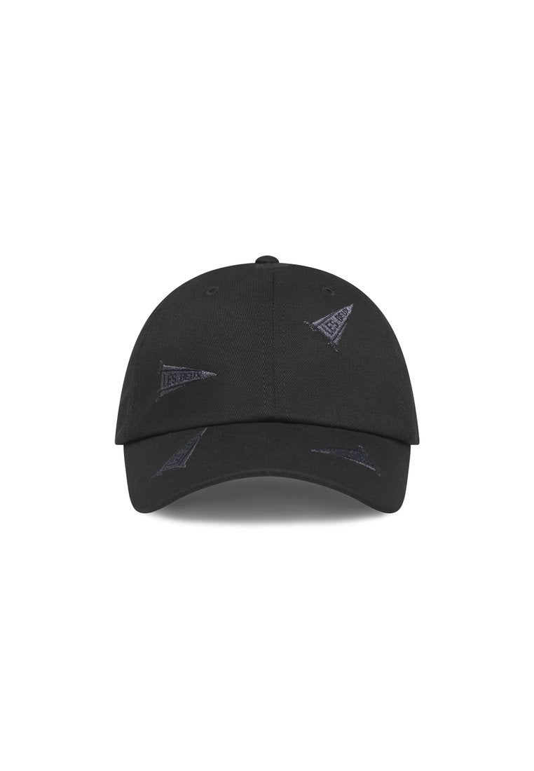 Schwarze Kappe mit verstellbarem Riemen, die tonal gestickte dreieckige Logos auf der Vorder- und Seitenfläche aufweist. Hergestellt aus strapazierfähigem Stoff.