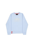 Helles Blaues Sweatshirt aus einem Baumwollmischgewebe. Merkmale ein dezentes goldenes Logo auf der Brust, einen gerippten Kragen und ein rotes Markenetikett am Saum.