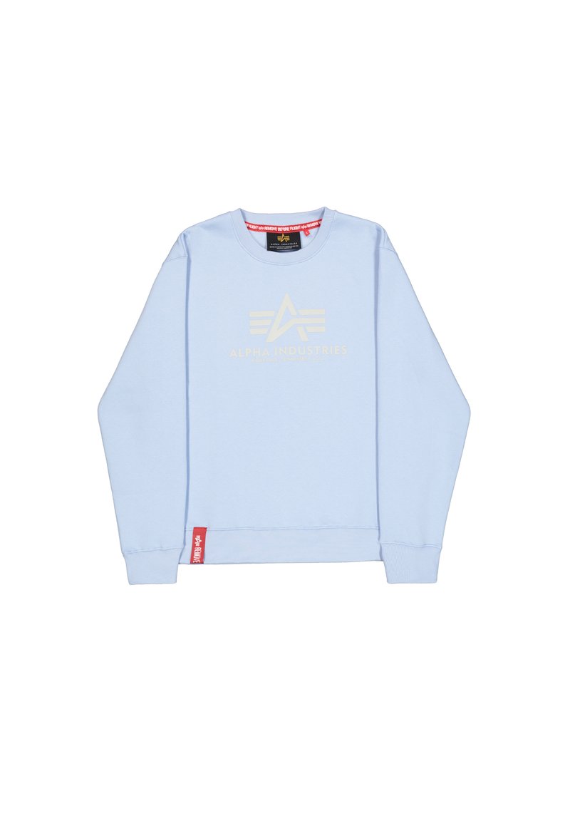 Helles Blaues Sweatshirt aus einem Baumwollmischgewebe. Merkmale ein dezentes goldenes Logo auf der Brust, einen gerippten Kragen und ein rotes Markenetikett am Saum.