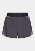 Graue Sportshorts mit einem schwarzen elastischen Bund, aus strukturiertem Stoff mit hellgrauen Akzenten an den Seiten und einem kleinen Logo.