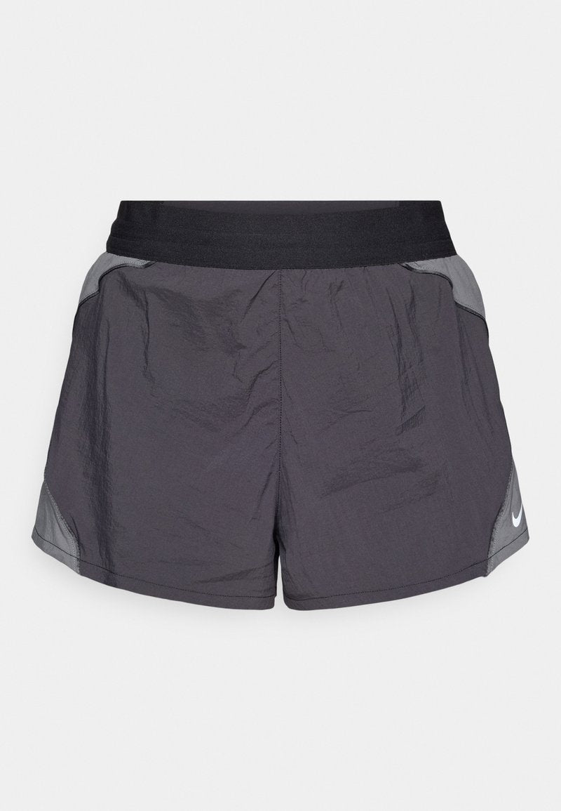Graue Sportshorts mit einem schwarzen elastischen Bund, aus strukturiertem Stoff mit hellgrauen Akzenten an den Seiten und einem kleinen Logo.