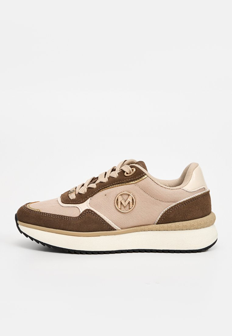 Braune und beige Sneaker aus Mesh- und Wildledermaterialien, runde Zehenpartie, Schnürdesign und Logodetail. Leichte Gummisohle mit strukturiertem Profil.