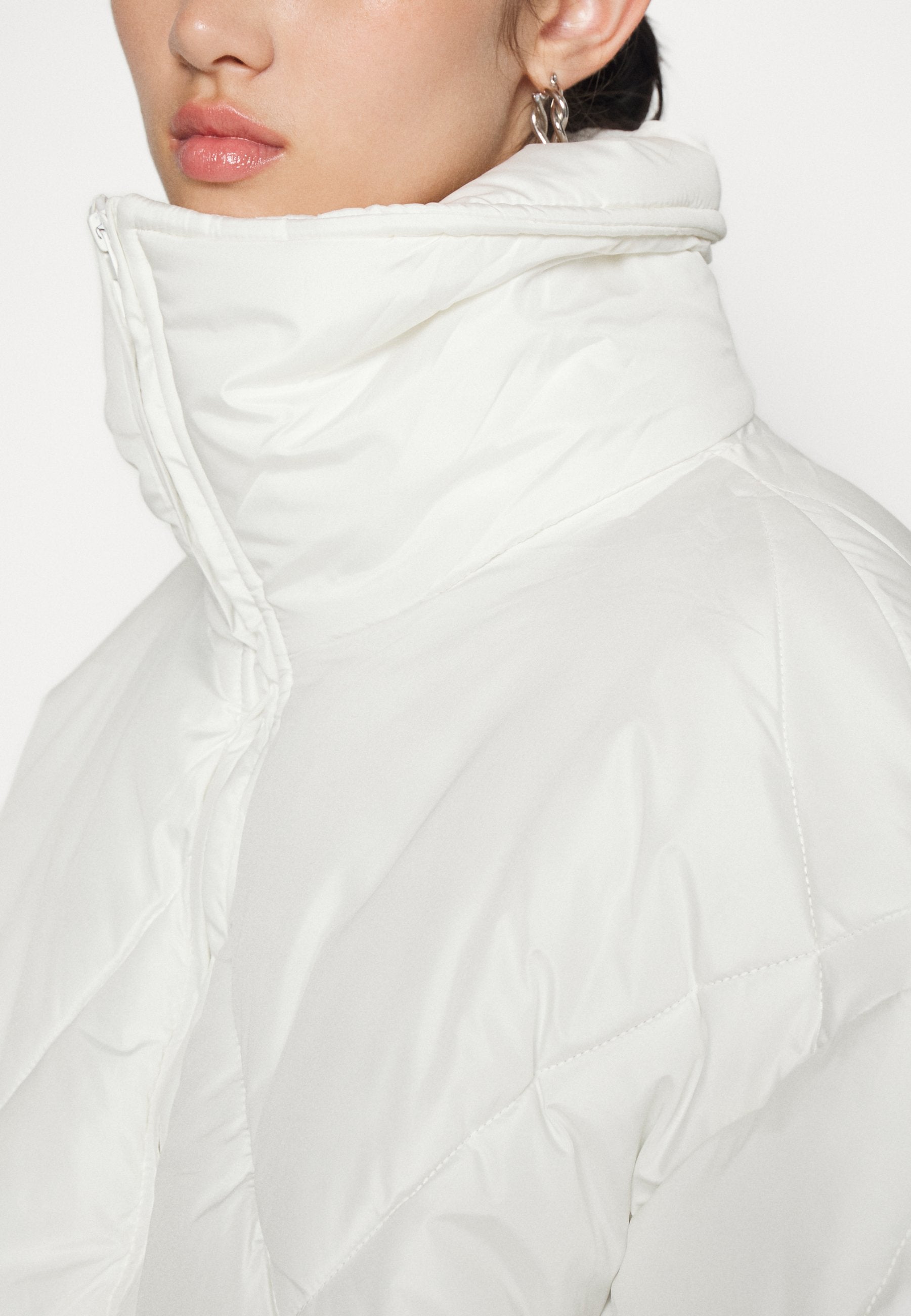 ONLTAMARA SHORT QUILTED JACKET  Media 5