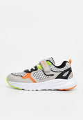 Kindersportschuh mit grauen, schwarzen, orangenen und neongrünen Akzenten, einem Honigwaben-Mesh-Design, Klettverschluss und dicker weißer Sohle.