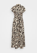Maxikleid mit Leopardenmuster, Kragen, kurzen Ärmeln, Bindegürtel und fließendem Stoff, in einem Beigeschwarz-Farbschema.