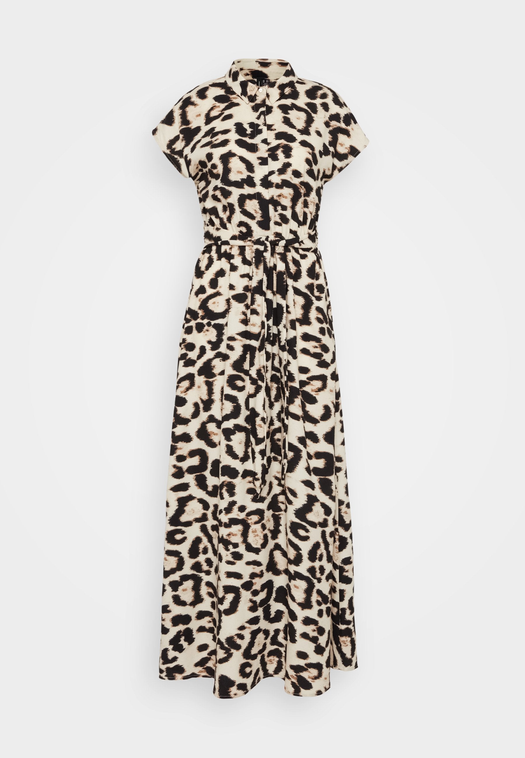 Maxikleid mit Leopardenmuster, Kragen, kurzen Ärmeln, Bindegürtel und fließendem Stoff, in einem Beigeschwarz-Farbschema.