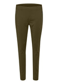 Schlanke, olivgrüne Hose mit Reißverschlusstaschen vorne und Gürtelschlaufen, entworfen für einen eleganten, modernen Look.