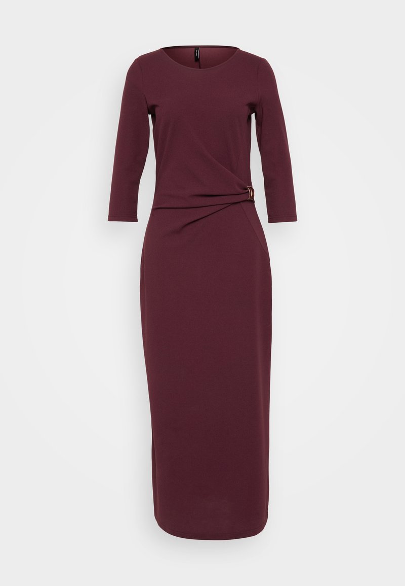 Bordeauxfarbene Langarmkleid mit rundem Ausschnitt, tailliertem Schnitt, Drapierung vorne und einem dezenten goldenen Akzent an der Seite. Glatte Textur.