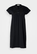 Schwarzes Kurzarmkleid mit Stehkragen, das über eine aufwendige strukturelle Stickerei am Oberteil und eine lockere Passform verfügt.