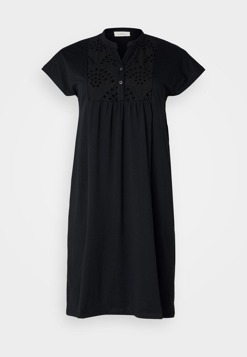 Schwarzes Kurzarmkleid mit Stehkragen, das über eine aufwendige strukturelle Stickerei am Oberteil und eine lockere Passform verfügt.