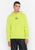 Neon-grüne Kapuzenjacke mit Kordeln, frontaler Tasche und einem kontrastierenden Logo. Weicher Stoff mit gerippten Bündchen und Saum. Teil eines modernen Streetwear-Stils.