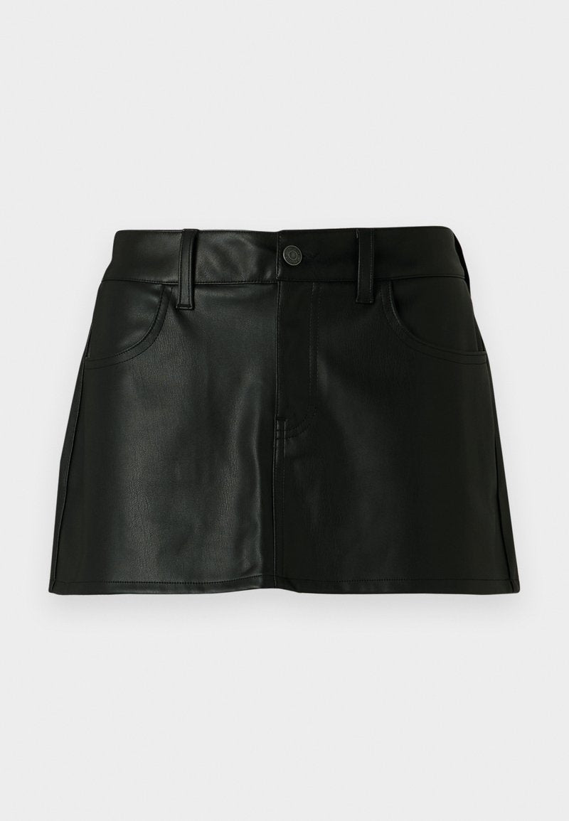 Schwarzer Kunstleder-Minirock mit klassischem Fünf-Taschen-Design, einer vorderen Knopfverschlus und nahtlosem nähen für ein elegantes Erscheinungsbild.