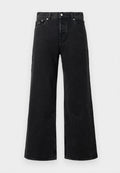 Schwarze hochtaillierte weite Jeans mit Frontknopf, Gürtelschlaufen und Fünf-Taschen-Design vor einem weißen Hintergrund.