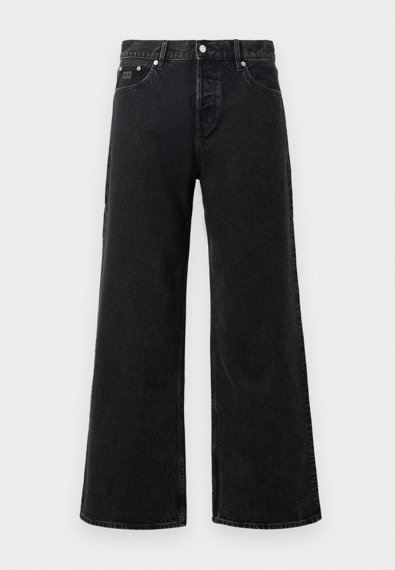 Schwarze hochtaillierte weite Jeans mit Frontknopf, Gürtelschlaufen und Fünf-Taschen-Design vor einem weißen Hintergrund.