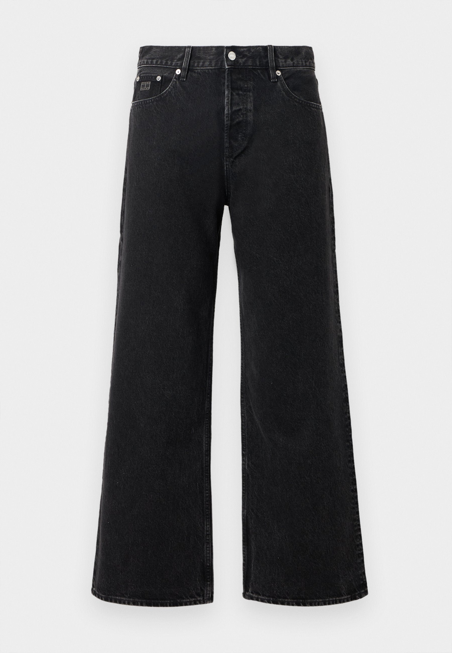 Schwarze hochtaillierte weite Jeans mit Frontknopf, Gürtelschlaufen und Fünf-Taschen-Design vor einem weißen Hintergrund.