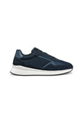 Marineblaue Sneaker aus einer Kombination von Wildleder und Mesh-Materialien, mit einer weißen Zwischensohle und einer strukturierten Gummisohle mit schwarzen Akzenten.
