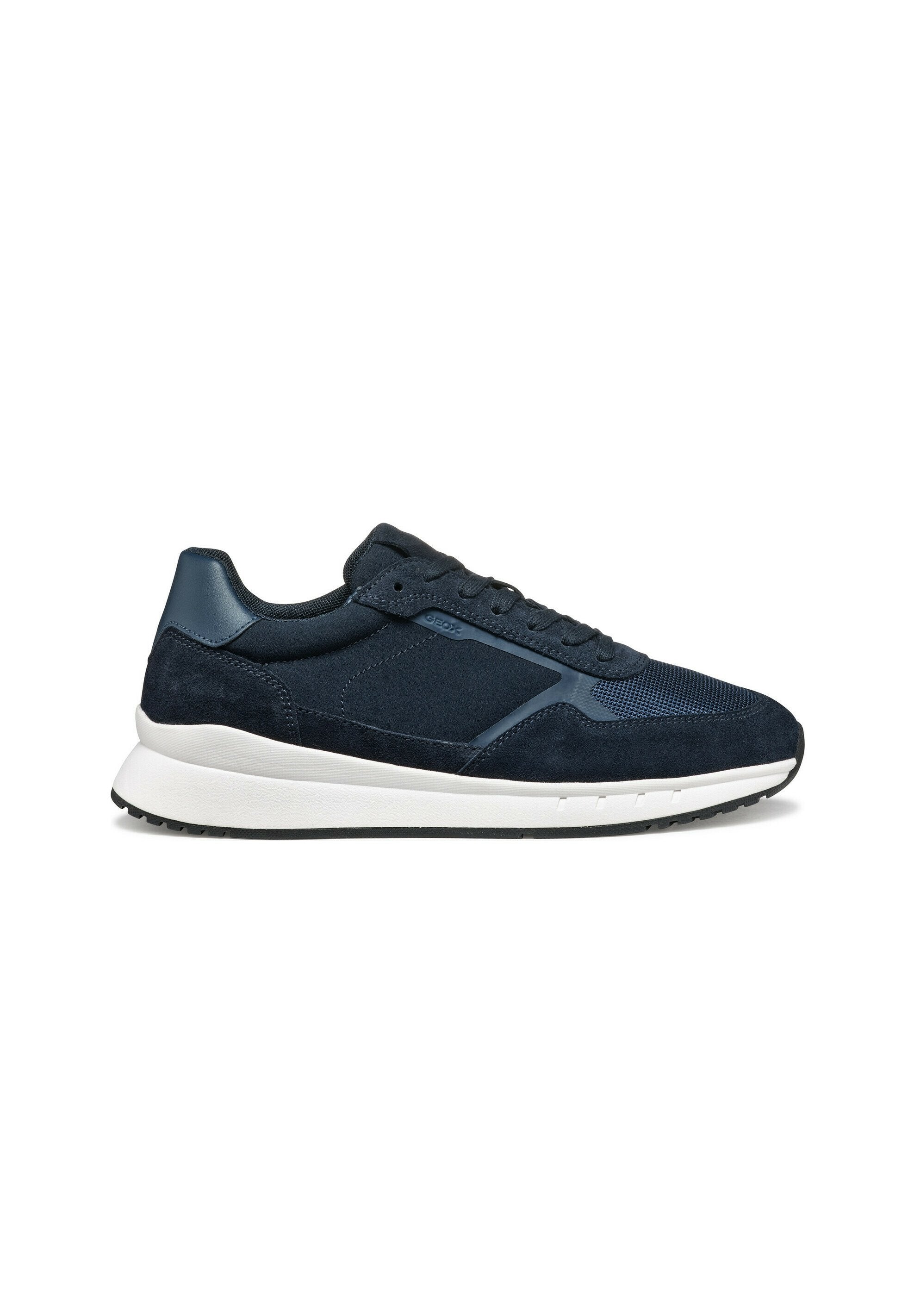 Marineblaue Sneaker aus einer Kombination von Wildleder und Mesh-Materialien, mit einer weißen Zwischensohle und einer strukturierten Gummisohle mit schwarzen Akzenten.