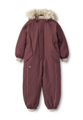Kindermaroon isolierter Winteroverall mit Fellbesatz an der Kapuze, elastischen Bündchen, zwei vorderen Klappentaschen und Fußriemen.