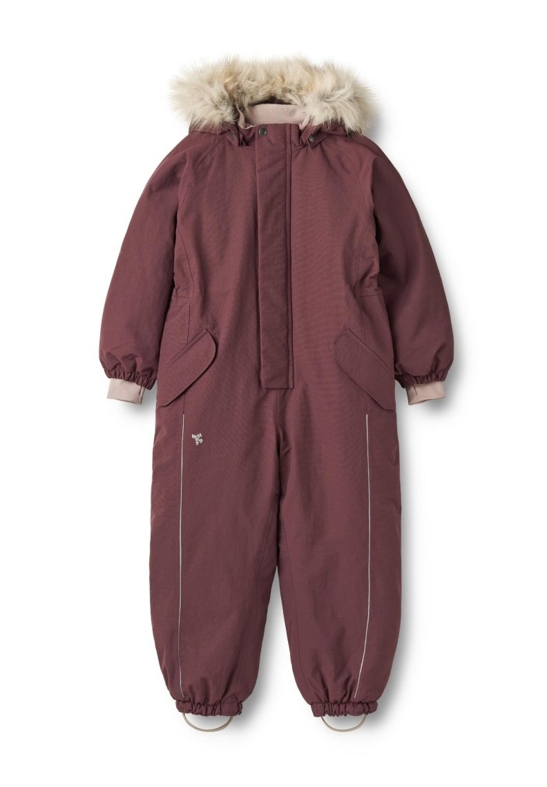 Kindermaroon isolierter Winteroverall mit Fellbesatz an der Kapuze, elastischen Bündchen, zwei vorderen Klappentaschen und Fußriemen.