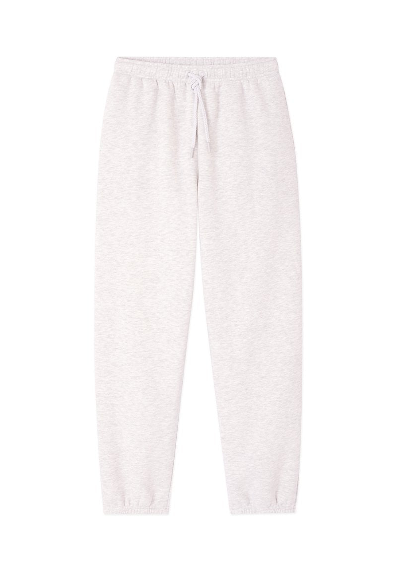 Hellgraue Jogginghose mit elastischem Bund, Kordelzug und elastischen Bündchen vor schlichtem weißen Hintergrund.