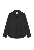 Schwarzes Langarmshirt aus glattem Stoff, mit Knopfschluss, einer einzelnen Brusttasche und klassischem Kragendesign.